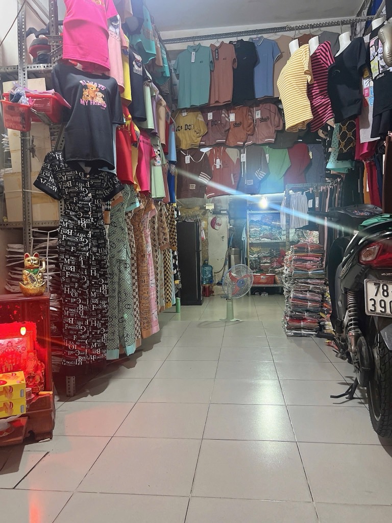 Mặt tiền khu chợ vải Tân Bình, kinh doanh tấp nập.